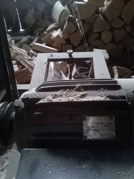 mașina tăiat material lemnos