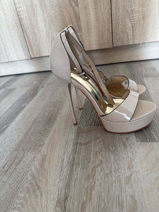 Sandale cu toc