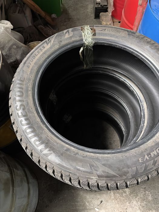 Продам Bridgestone 235/55 R20 комплект зимних шин в хорошем состоянии