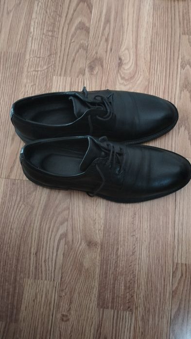 Vând pantofi de bărbați