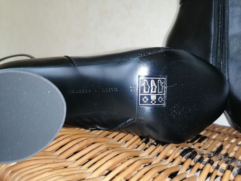 Новые женские сапоги Charles & Keith