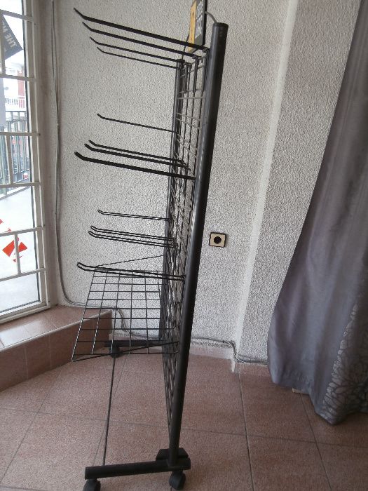 Метален стелаж на колела