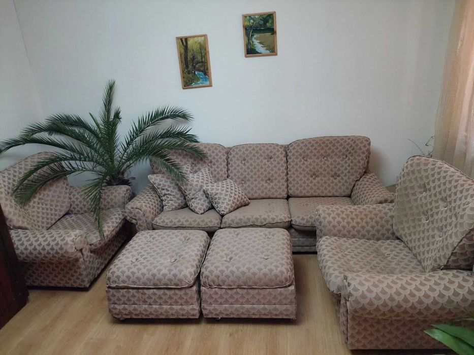 Холова гарнитура - диван, 2 фотьойла, 2 табуретки и 3 възглавнички.