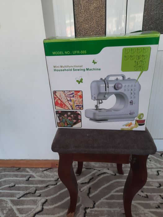 Продаётся  мини швейная машинка электрическая с педалью.Покупали чтобы