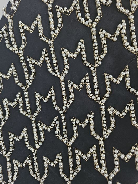 Рокля с камъни и перли