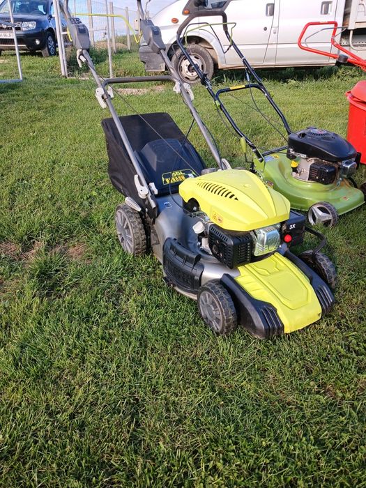 Masina de tuns iarba cu tractiune