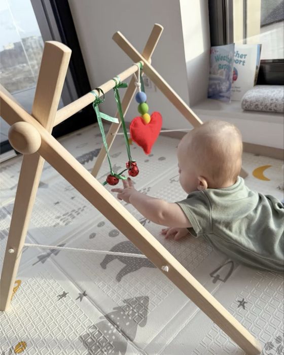 Монтессори-стойка с погремушками