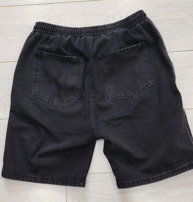 Джинсовые шорты.