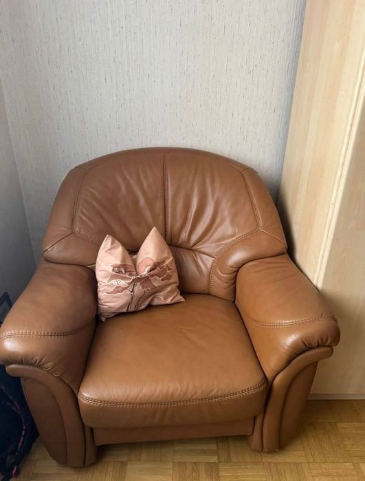 Vând Set Mobilier Sufragerie – Piele Naturală + Mese (Sticla/Bronz)