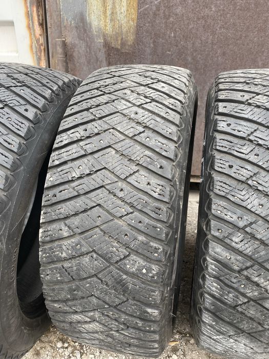 Шины зимние Goodyear  235/55/18