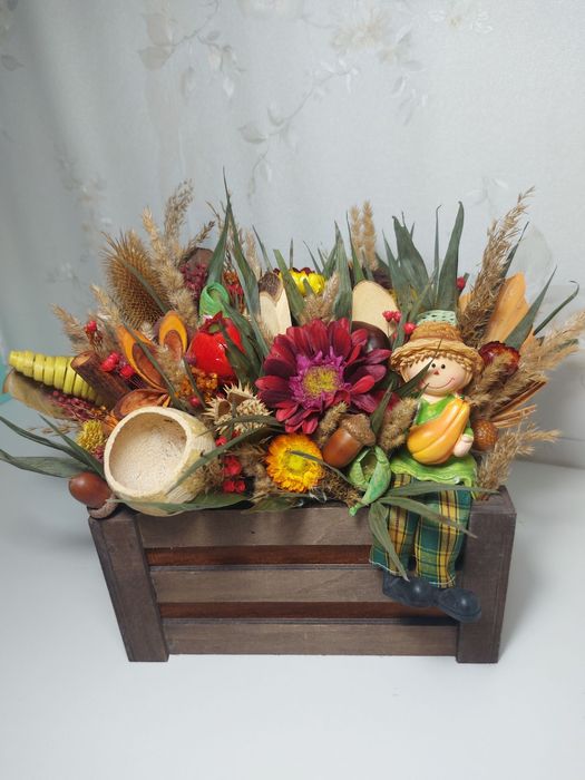 Aranjamente de Craciun cu flori lucrate manual.