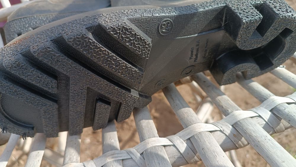 Продам резиновые сапоги