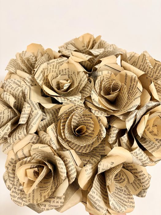 Aranjament floral handmade din foi de carte