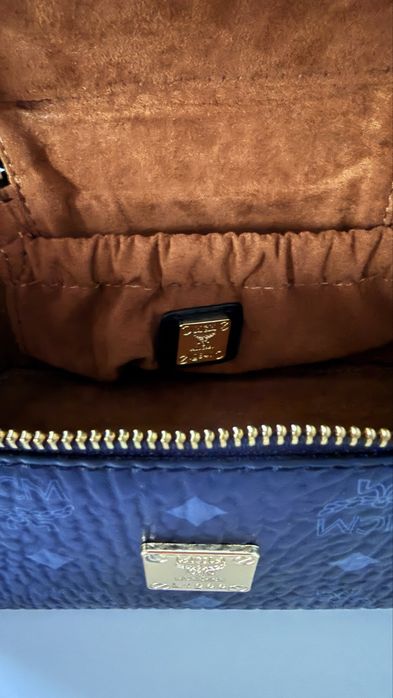 Продам кожанную сумочку MCM