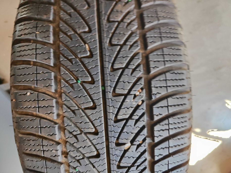 2бр.зимни гуми 225/40/18 Goodyear