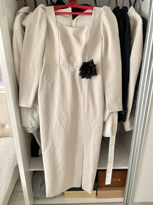 Платье футляр бежевое