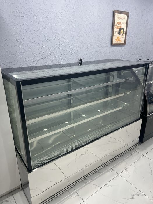 Продаю витринный холодильник