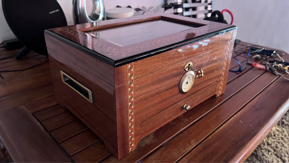 Humidor Trabucuri cu capac de sticla.