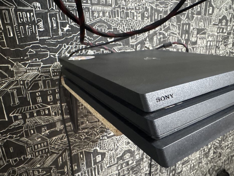 PlayStation 4 в отличном состоянии 2 джостика плюс игры