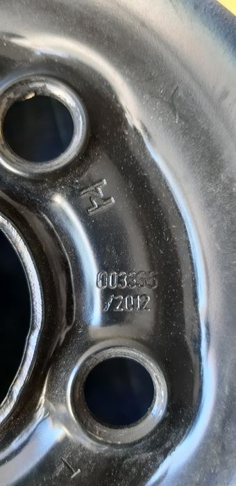 Новая шина с  диском на авто