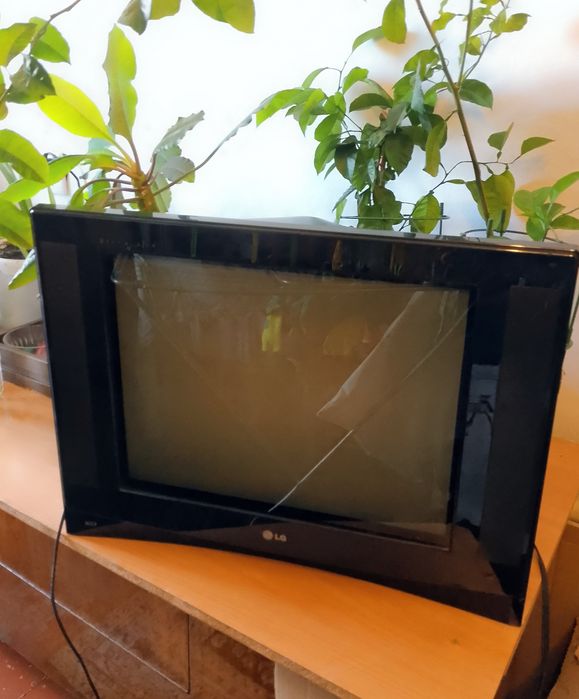 Продам на запчасти телевизор LG