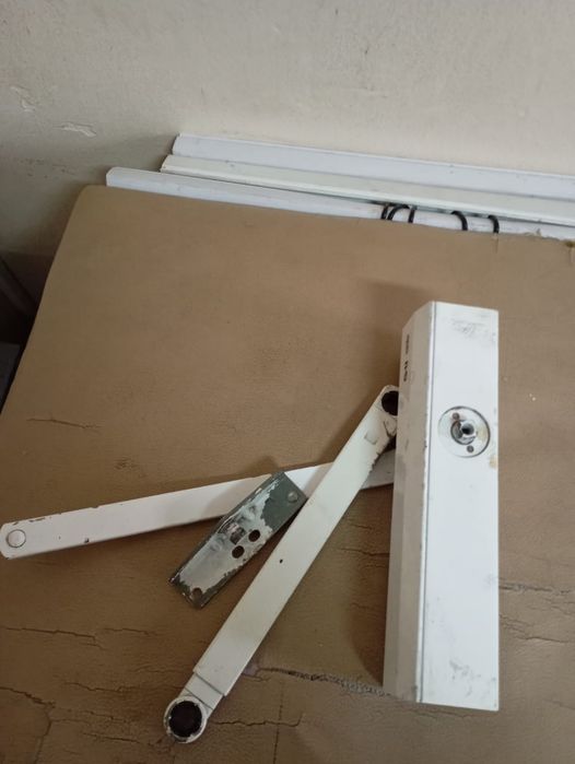 Доводчик двери в рабочем