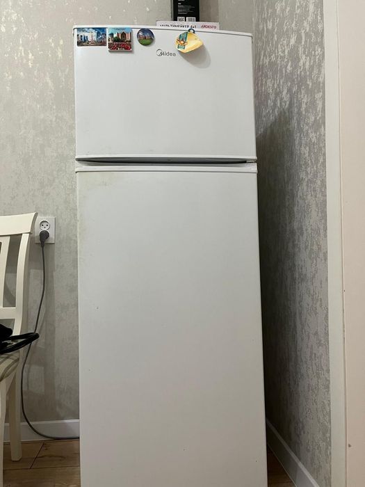 Холодильник почти новый Midea