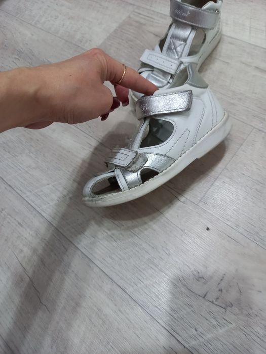 Сандалии кожаные