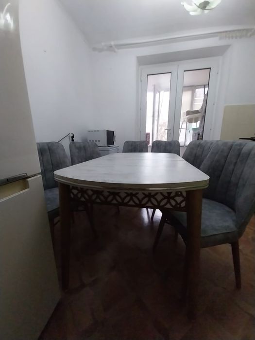 Кухонный стол и стуля