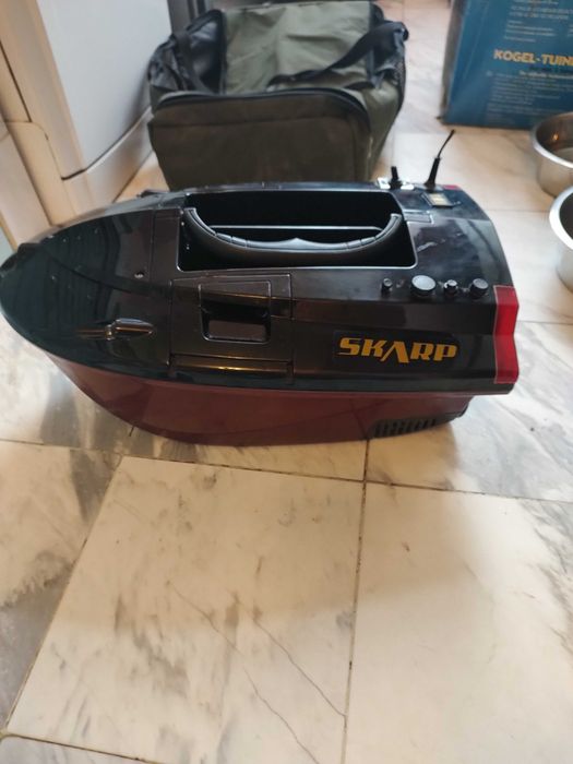 Лодка за захранка и нанасяне на въдици