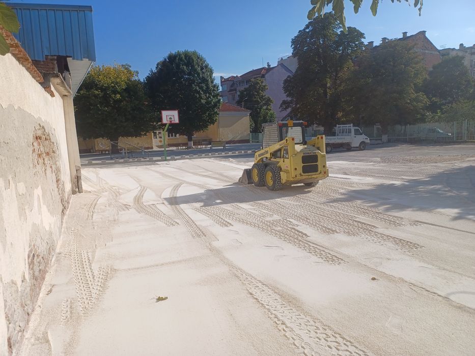 Извършва услуги с бобкат и самосвал