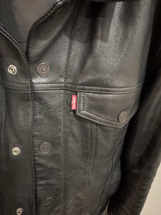 Продам кожаную куртку Levi’s
