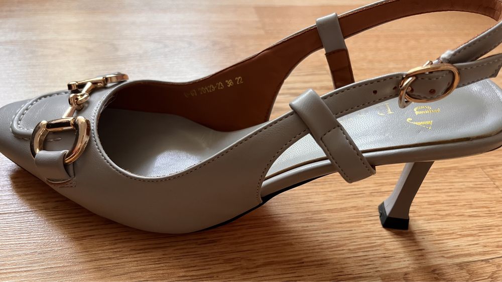 Женская босоножка