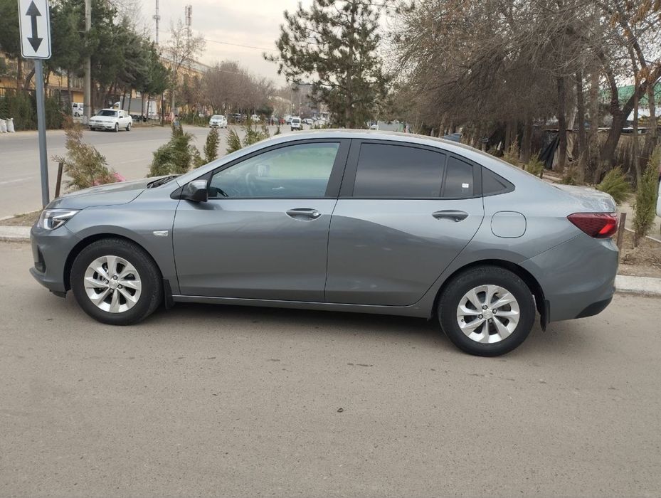 Onx moshinasi sotiladi