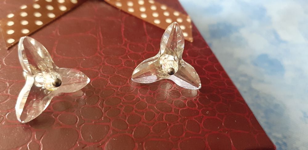 Комплект обеци и висулка с кристали Swarovski