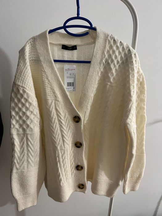 Bluză cu nasturi, cardigan alb