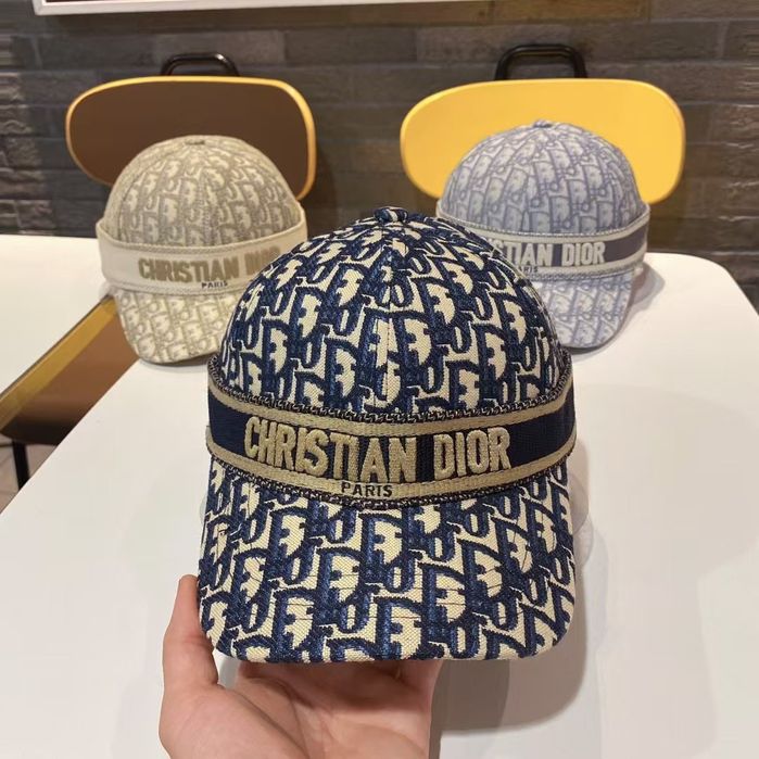 Дамски шапки различни модели