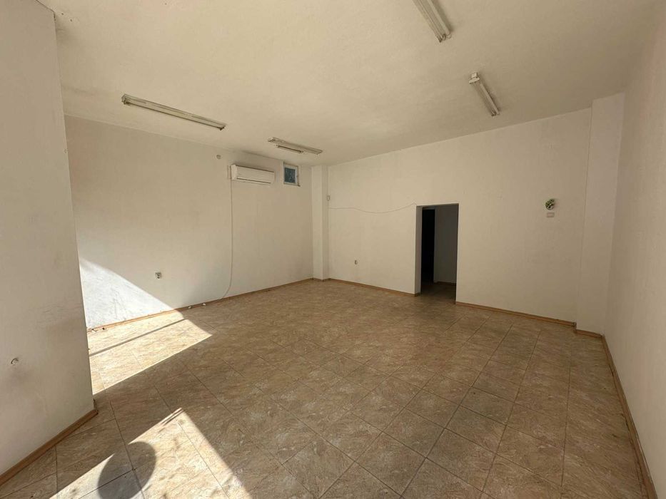 Дава се под наем Магазин в Пловдив, Тракия - 100 кв.м за 663 € - Снимка #1