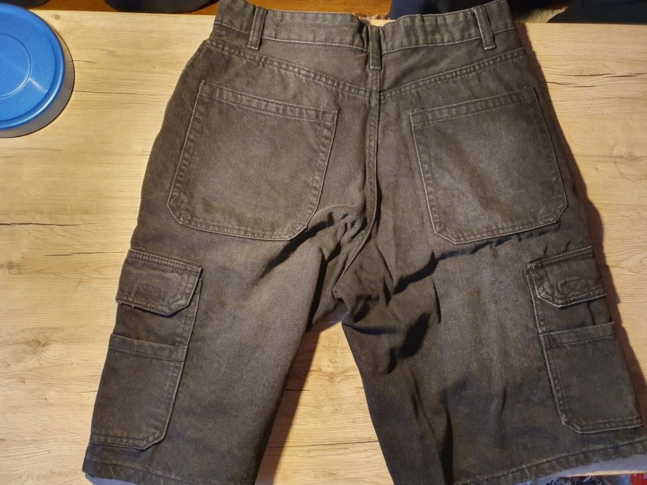 Pantaloni scurți largi stil cargo