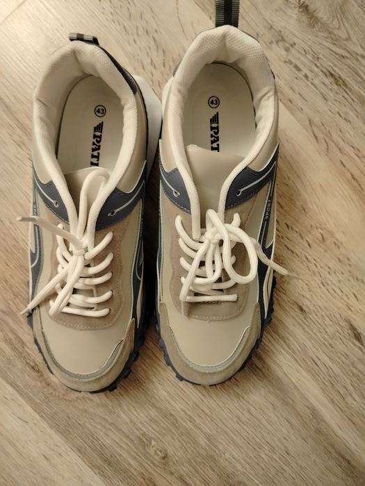 Продам кроссовки новые