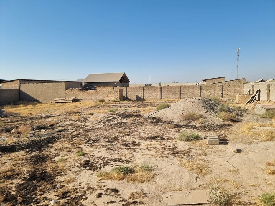 Uchastka 12 sotix hamma matiryallari bor