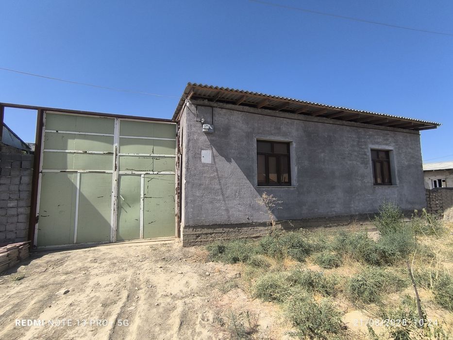 Uy sotiladi 6 sotix yer maydoniga ega