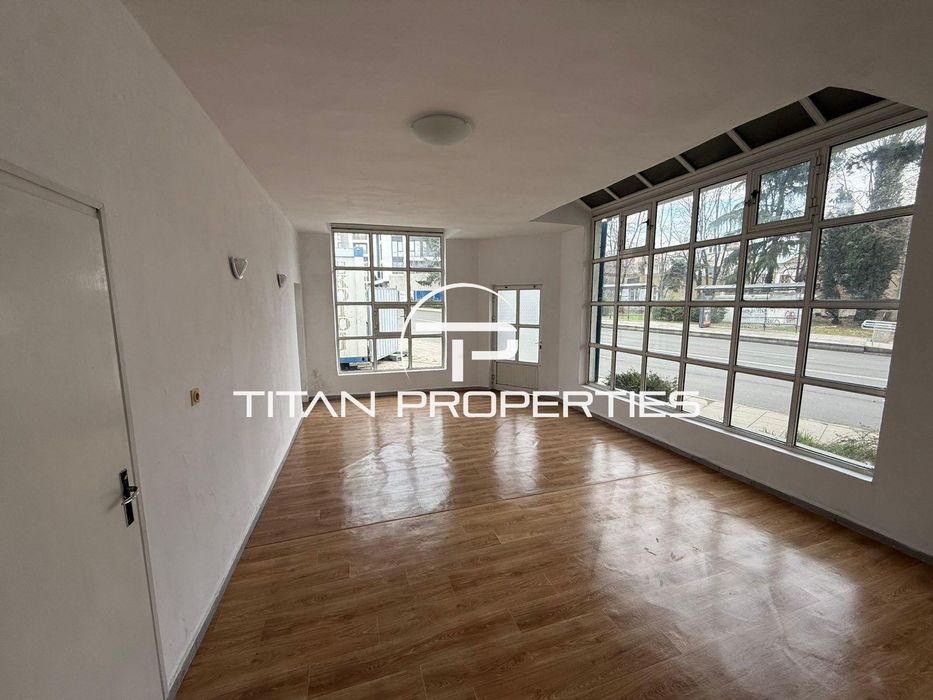 Дава се под наем Офис в Бургас, Център - 35 кв.м за 328.95 € - Снимка #1