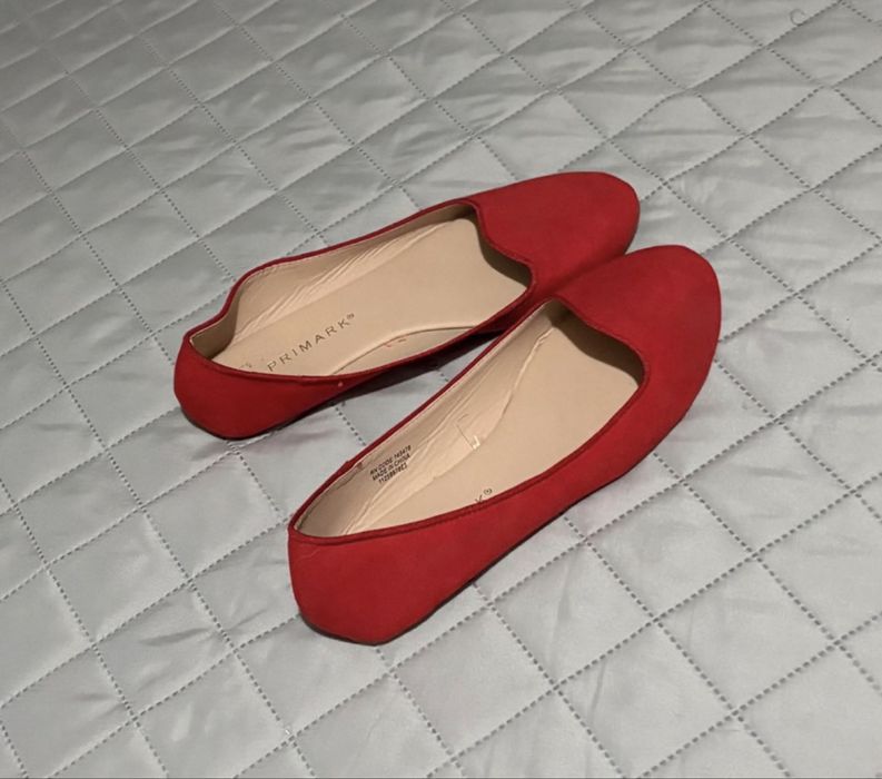 Balerini roșii de catifea