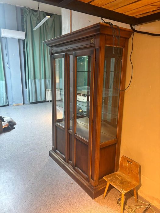 Шкаф витрина сервант