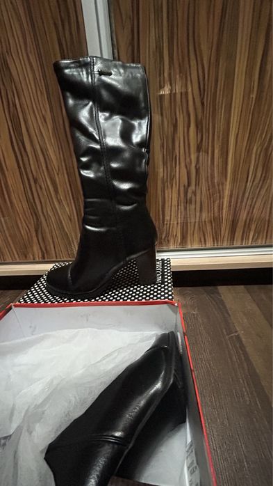 Продам женские утепленные сапоги