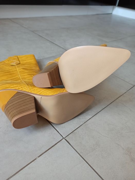 Нови актуални ботуши-жълти