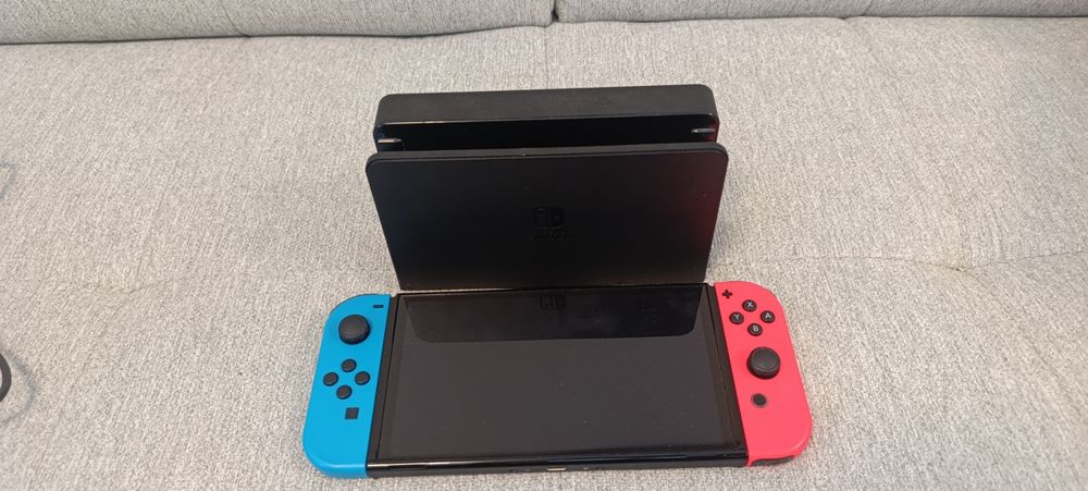 Nintendo switch oled + 2 игри и 2 калъфа