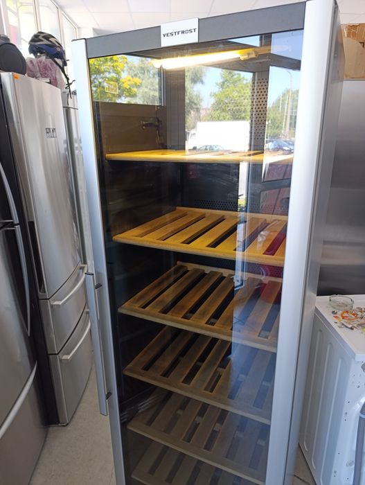 Хладилна ветрина Vestfrost за вино