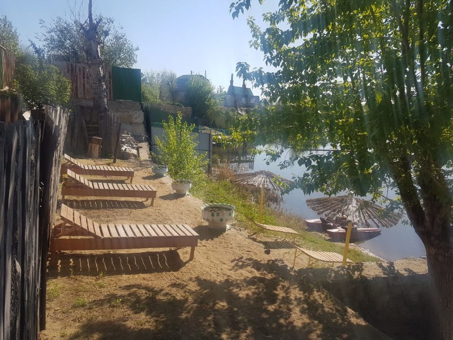 Продам дачу на берегу озера.